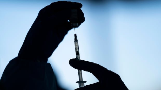Alberta government faces mounting pushback to new COVID-19 vaccine policy
