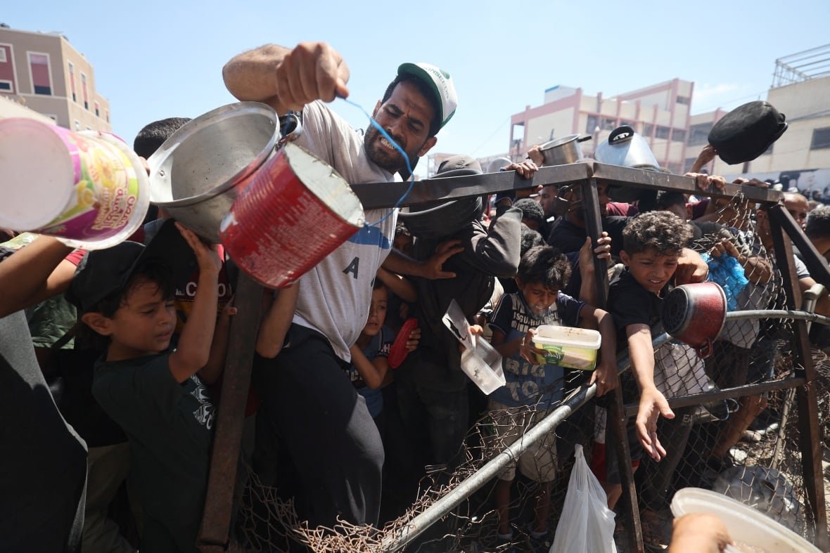 Crowds scramble for food at humanitarian distribution point