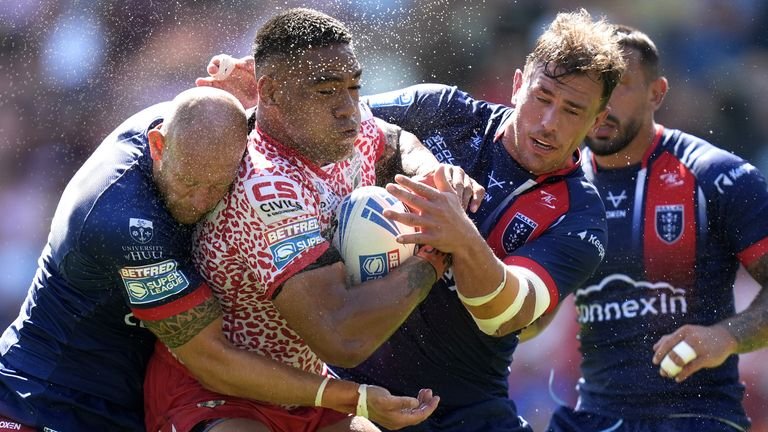 Joe Ofahengaue tackled by opponents