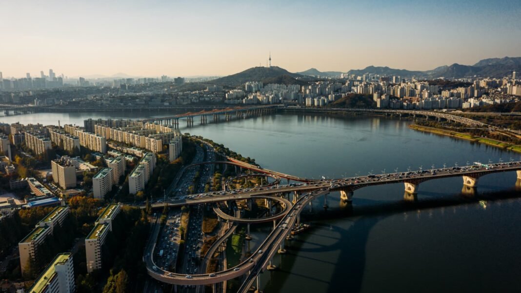 Bank of Korea Raises GDP and Inflation Forecasts but Keeps Interest Rates Unchanged