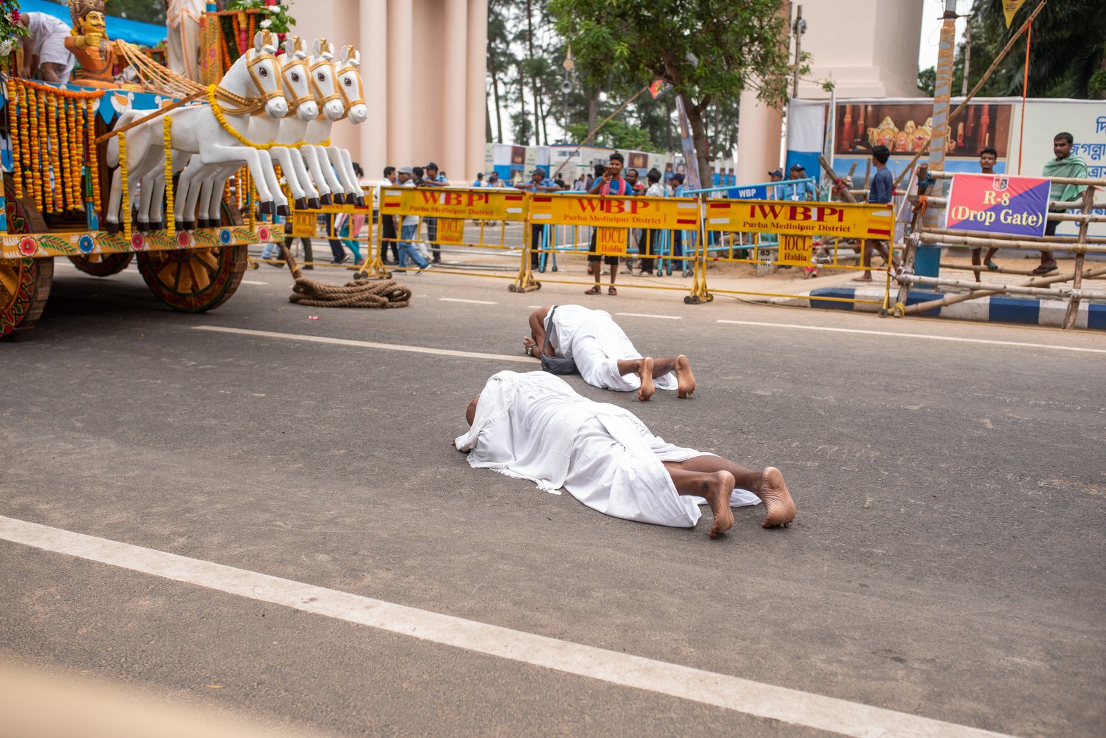 Devotees praying before Rath yatra chariot in Digha