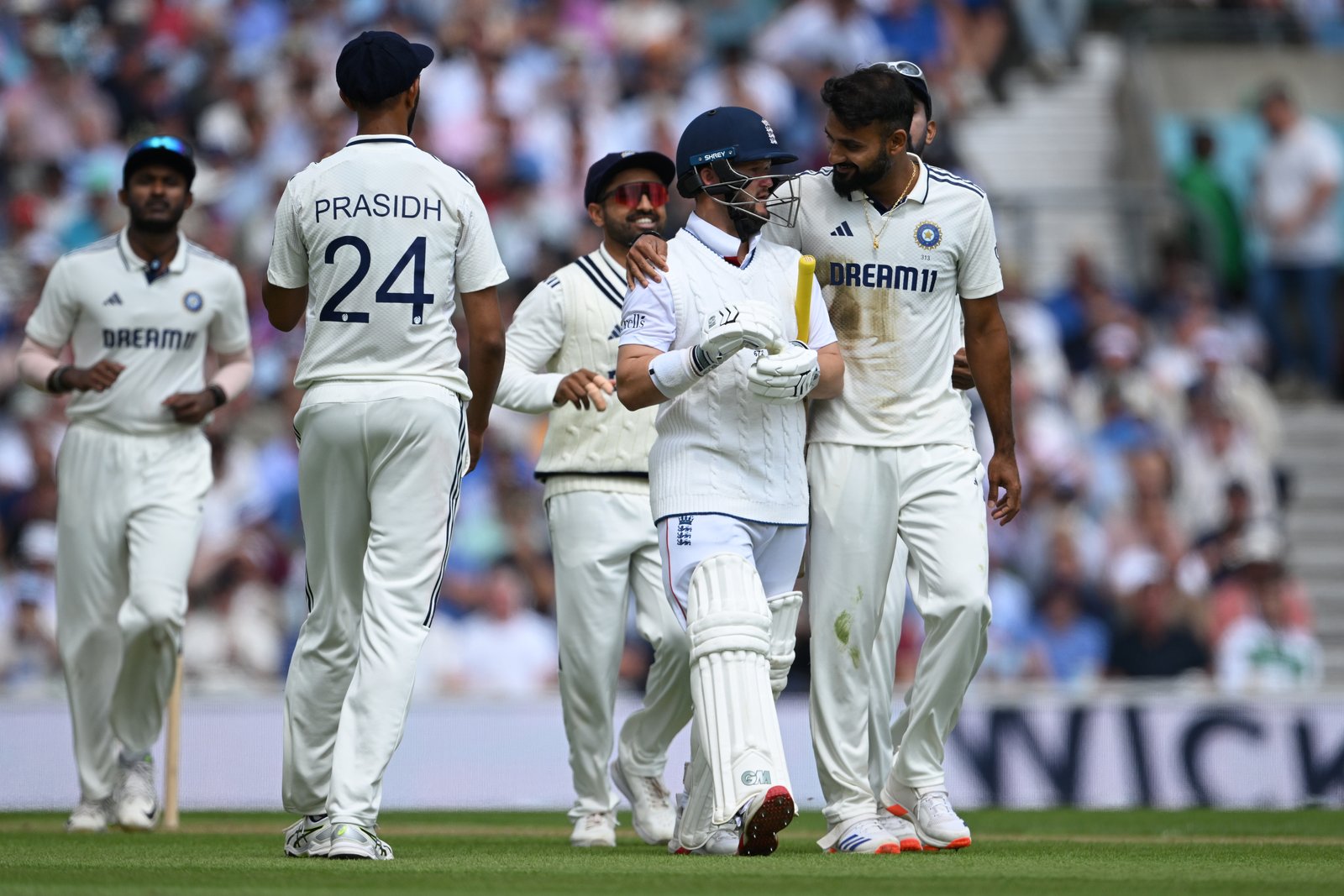 Akash Deep celebrates dismissal alongside Ben Duckett