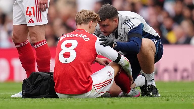 Martin Odegaard leaves field with shoulder injury during Arsenal vs Leeds