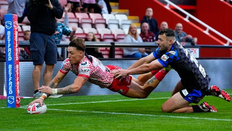 Keanan Brand of Leigh scoring a try