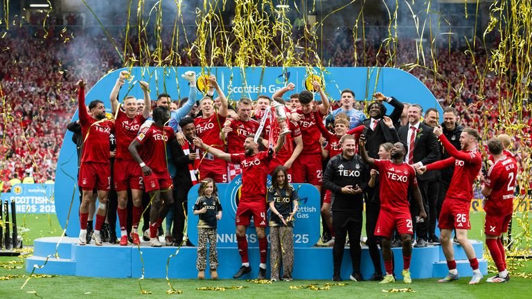 Aberdeen captain Graeme Sinnie lifts the Scottish Cup