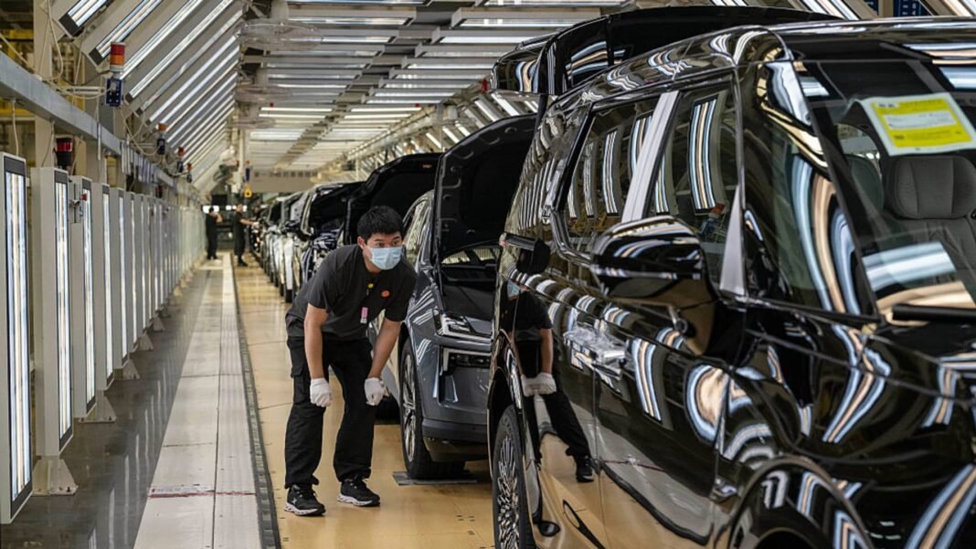 China’s Manufacturing Surges in September Despite Official PMI Signaling Ongoing Contraction