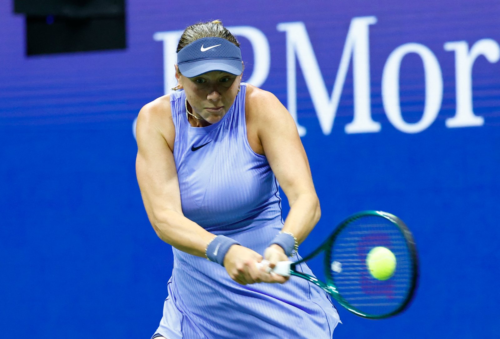 Amanda Anisimova playing tennis