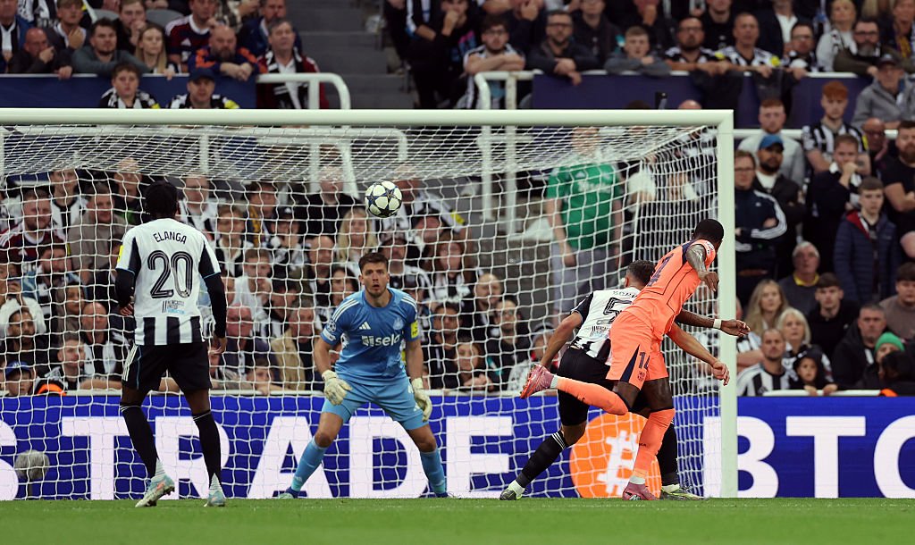 Marcus Rashford scoring past Nick pope during FC Barcelona vs Newcastle match