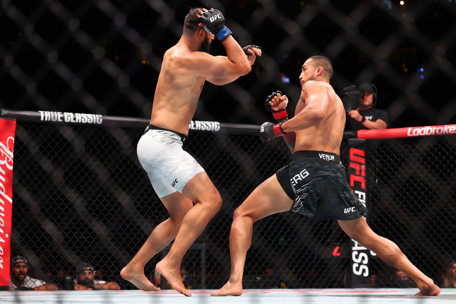 carlos⁤ Ulberg delivering ‍a punch against Dominick Reyes