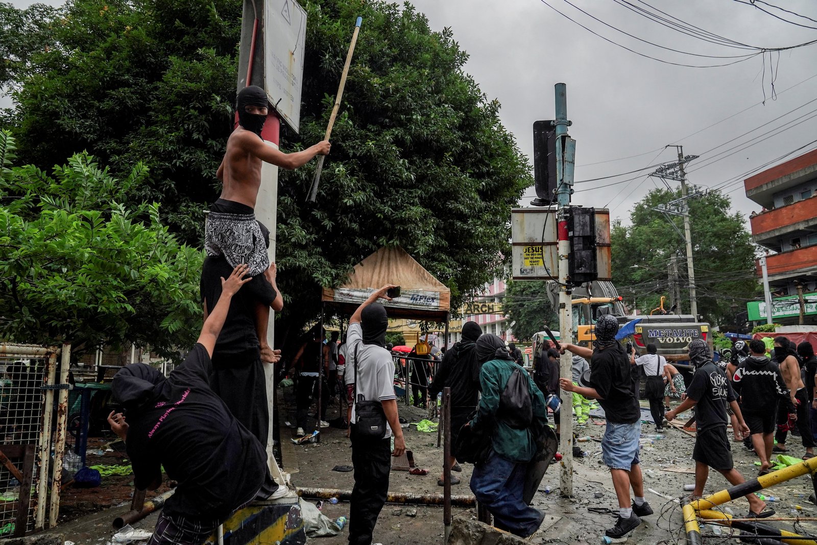 Protesters confronting police after breaking blockade during anti-corruption rally in manila