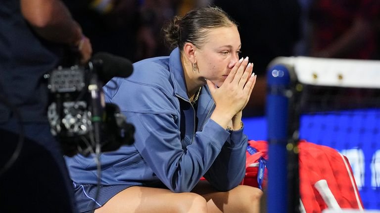 Amanda Anisimova sitting dejectedly after losing US Open final