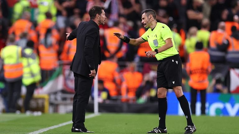 Simeone explaining himself after red card decision