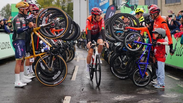 Geraint Thomas receiving guard of honour at final race