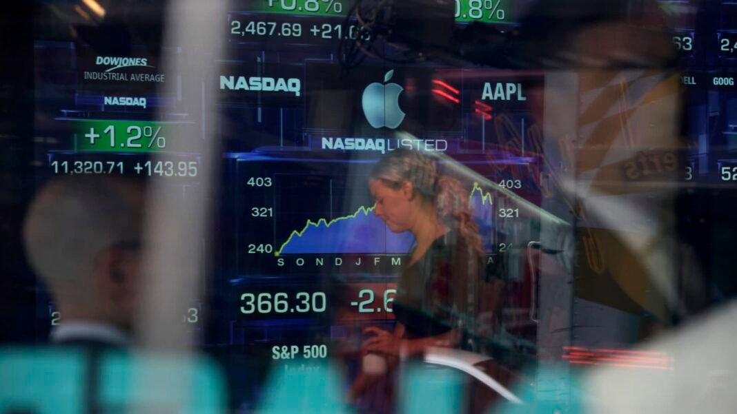 Haven’t Bought Apple Shares Yet? Here’s Why Dropping Prices Might Be Your Golden Ticket!