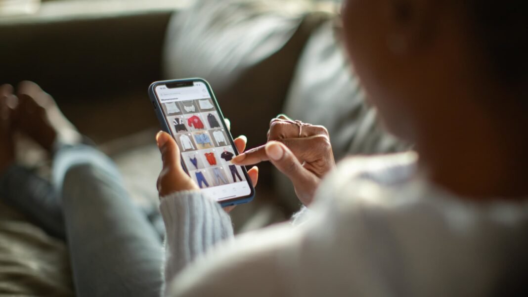 Online holiday spending growth set to slow to 5.3% as shoppers seek discounts