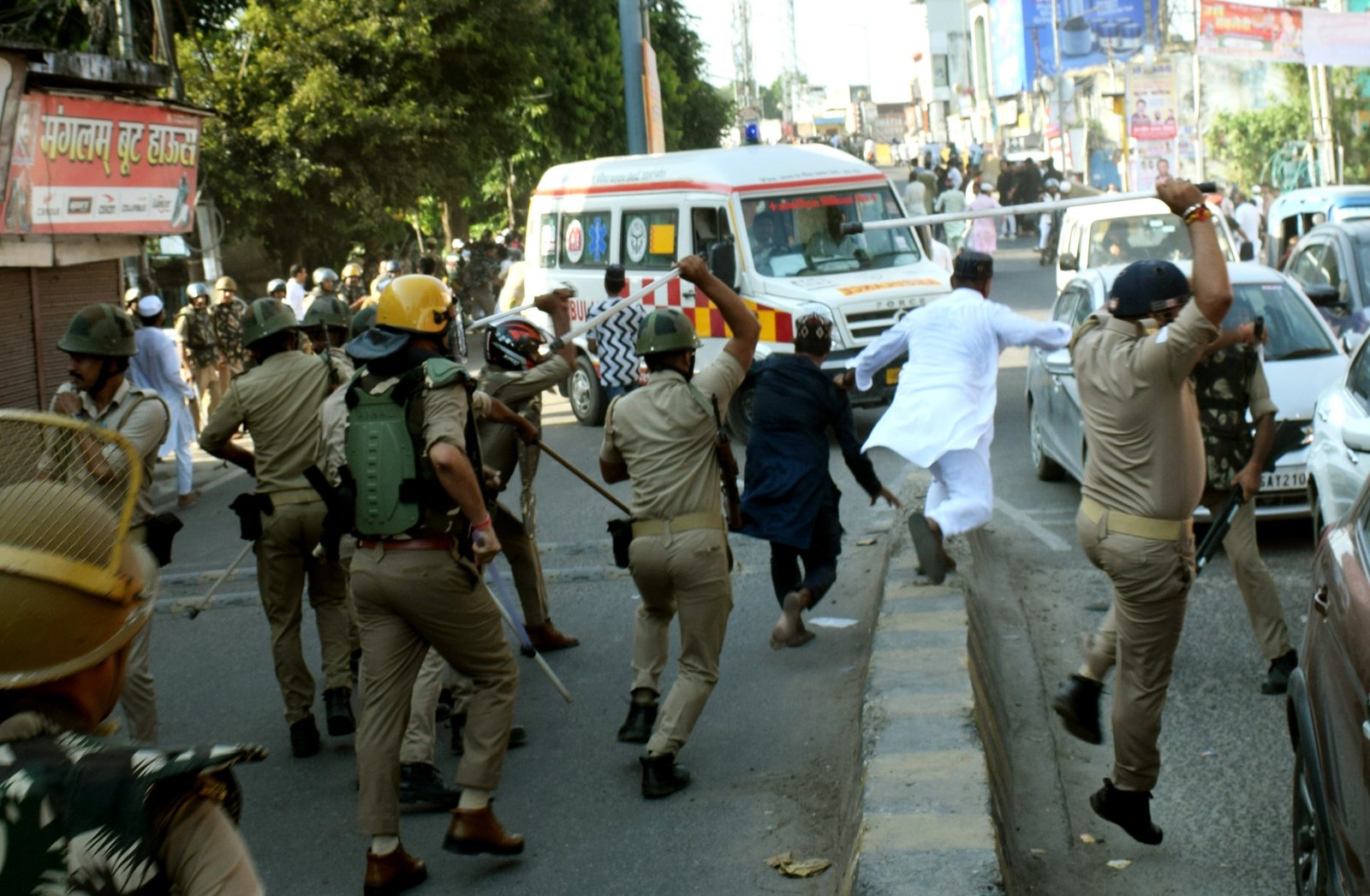 Police confronting demonstrators in Bareilly