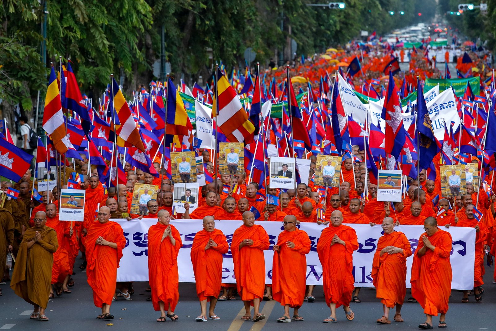 Buddhist monks march for peace near Thai-Cambodian border