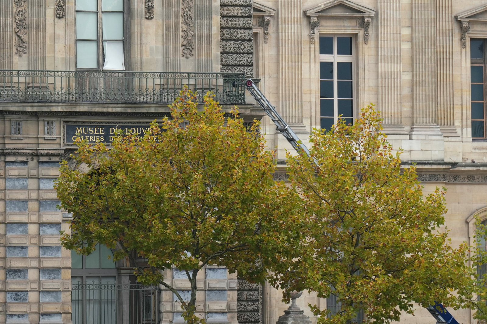 Furniture lift used during Louvre jewelry heist