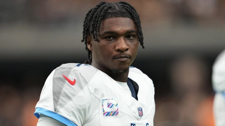 Tennessee Titans quarterback Cam Ward preparing for snap