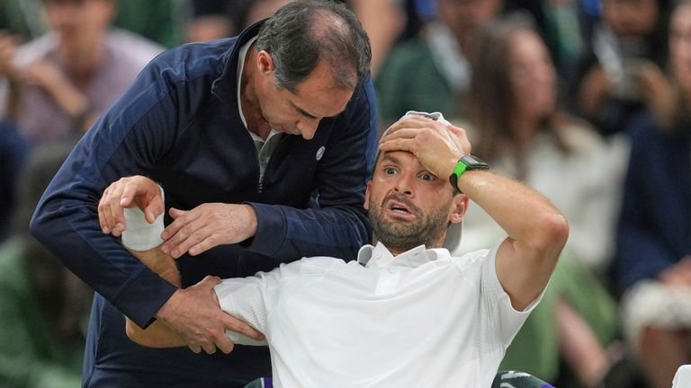 Grigor Dimitrov receiving treatment after injury