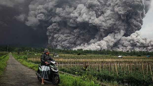 Blazing Fury Ignites: Mount Semeru’s Explosive Eruption Sparks Urgent Evacuations in Indonesia