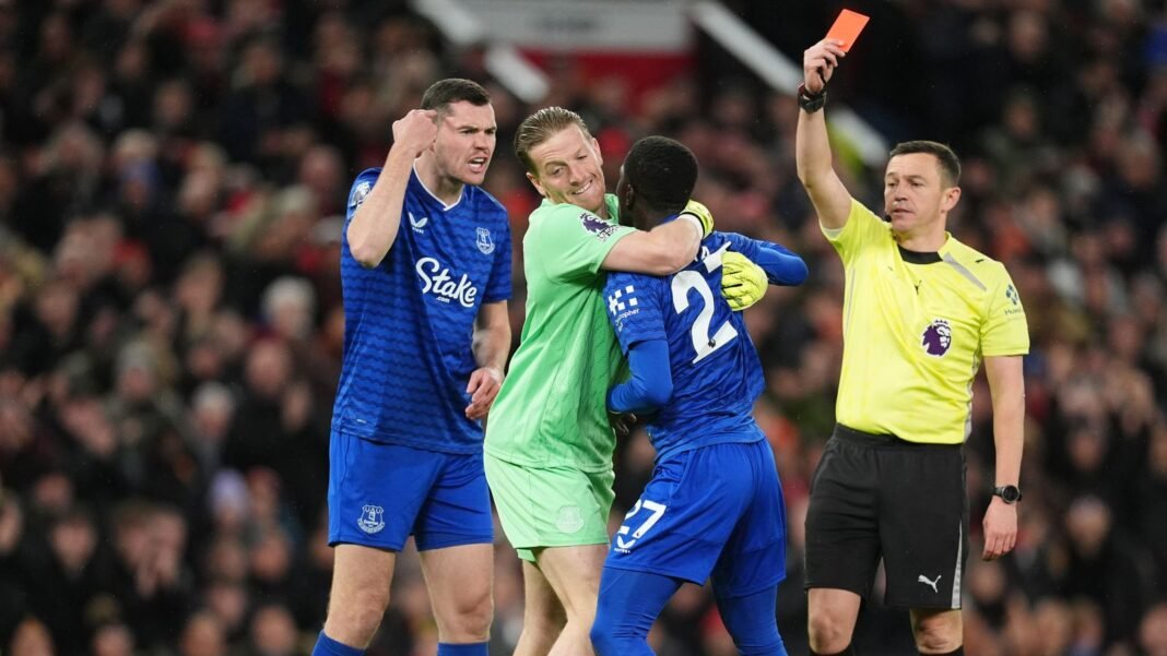 Idrissa Gueye Sent Off Following Stunning Teammate Clash with Michael Keane in Everton’s Dramatic Manchester United Battle
