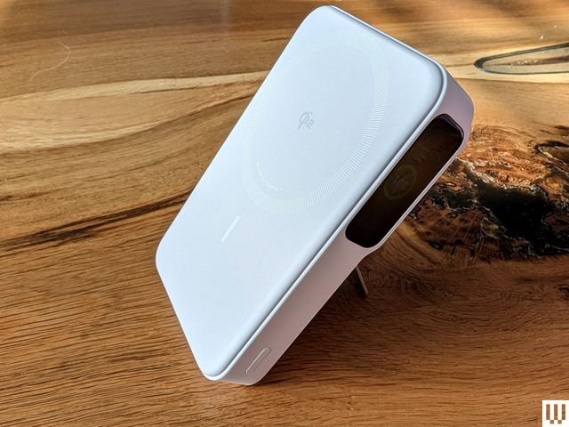 anker MagGo Power bank angled view