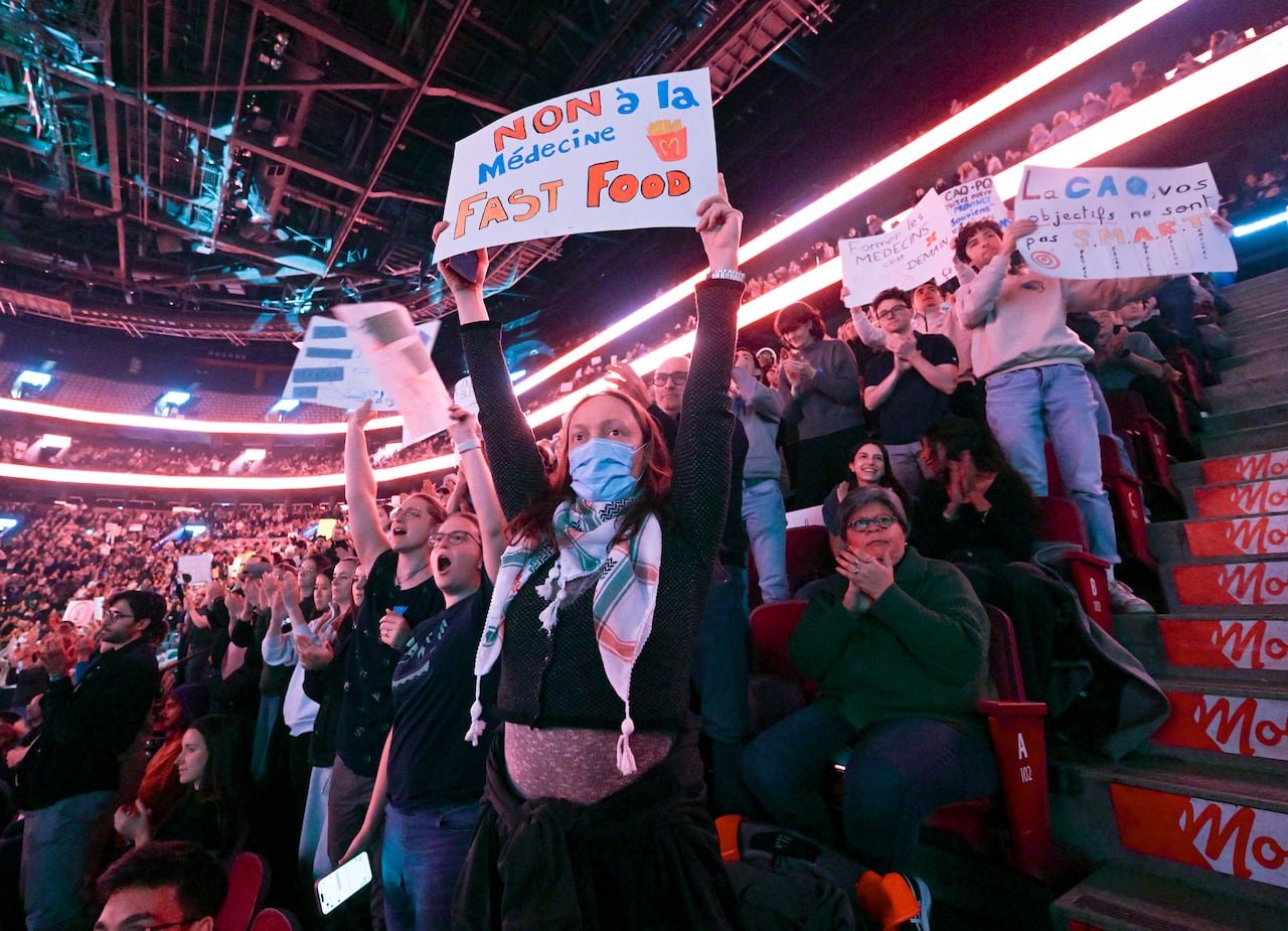 Healthcare workers protesting at Bell Centre