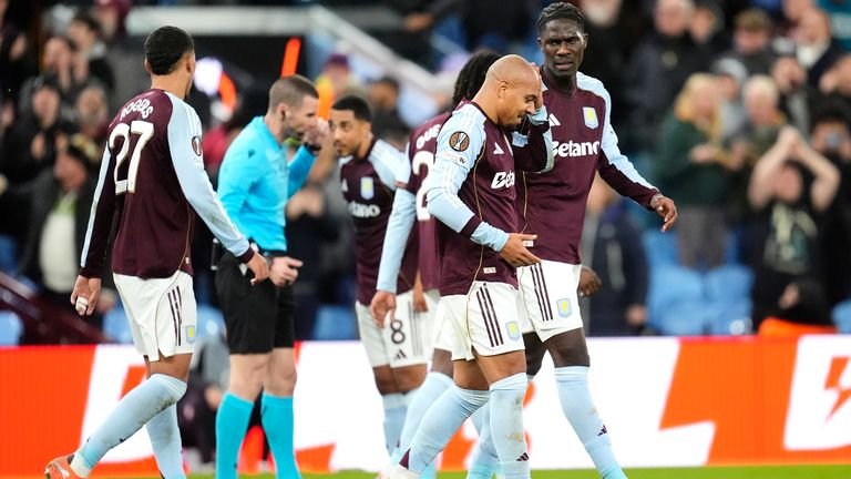 Donyell Malen showing head injury after scoring