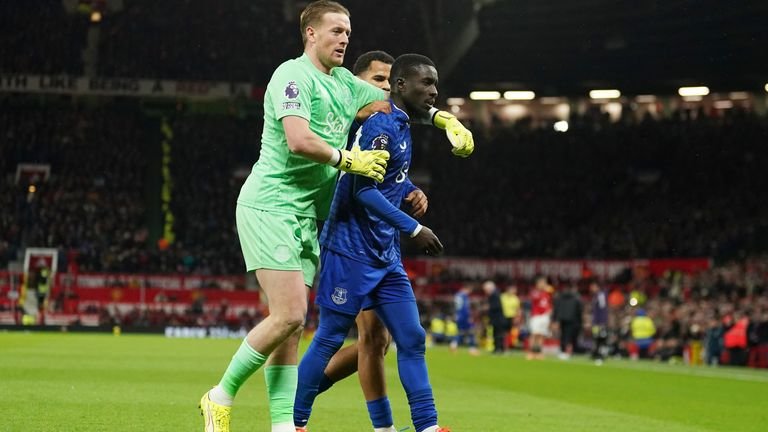 pickford intervening between teammates 