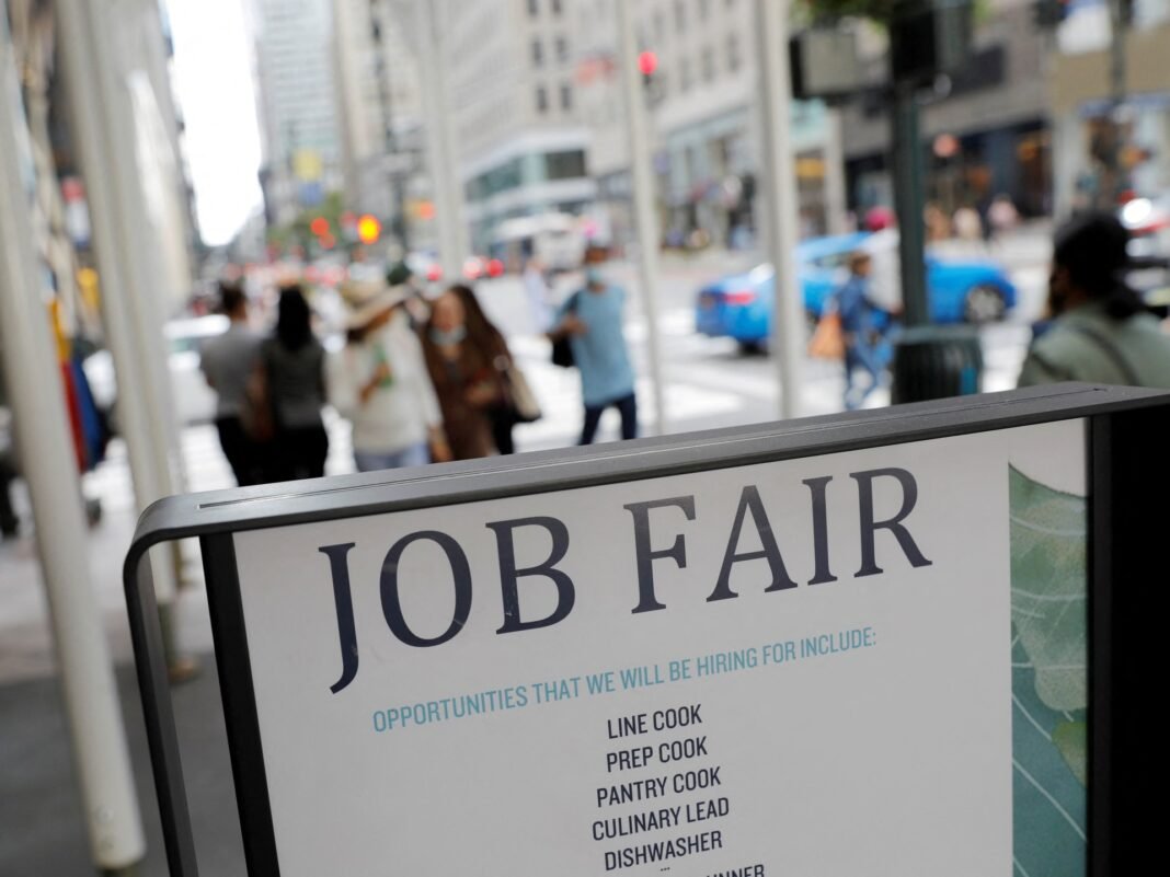 US Jobless Claims Dip in Final Week of 2025, Revealing Persistent Labor Market Challenges