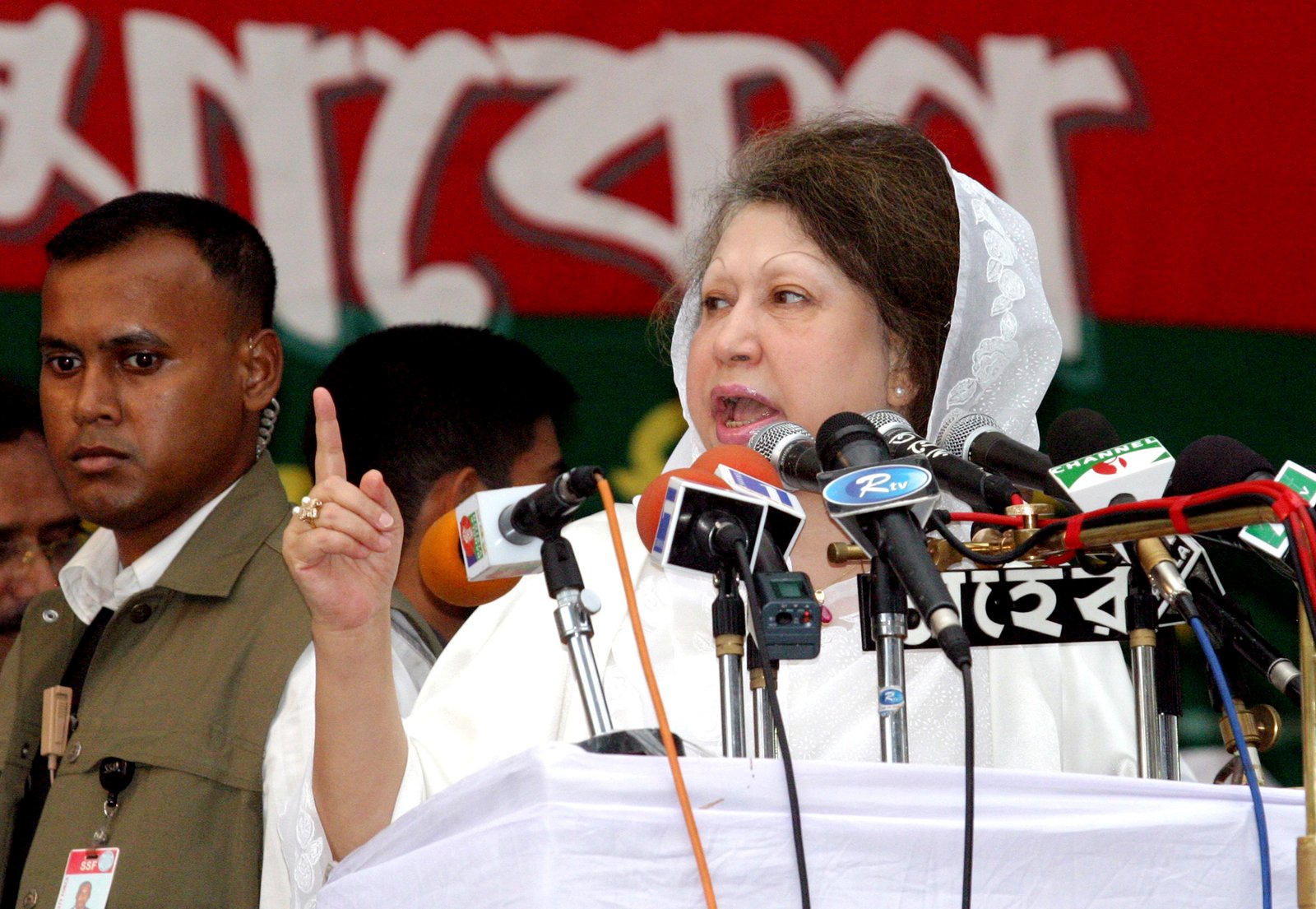 Khaleda addressing rally amid political turmoil October '06