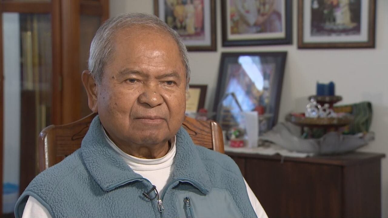 Retired professor Buncha Ooraikul aiding Thai flood survivors