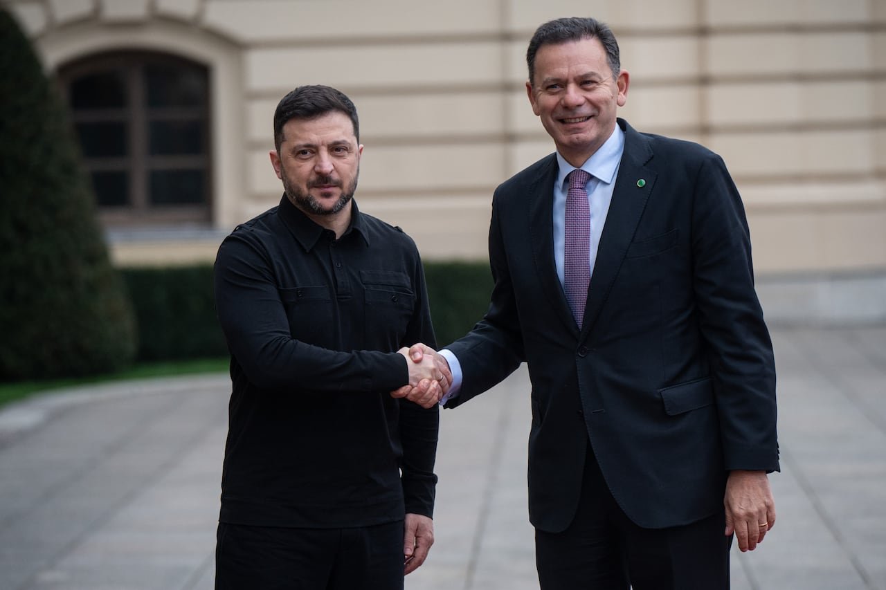 Zelenskyy shaking hands with Portuguese Prime Minister