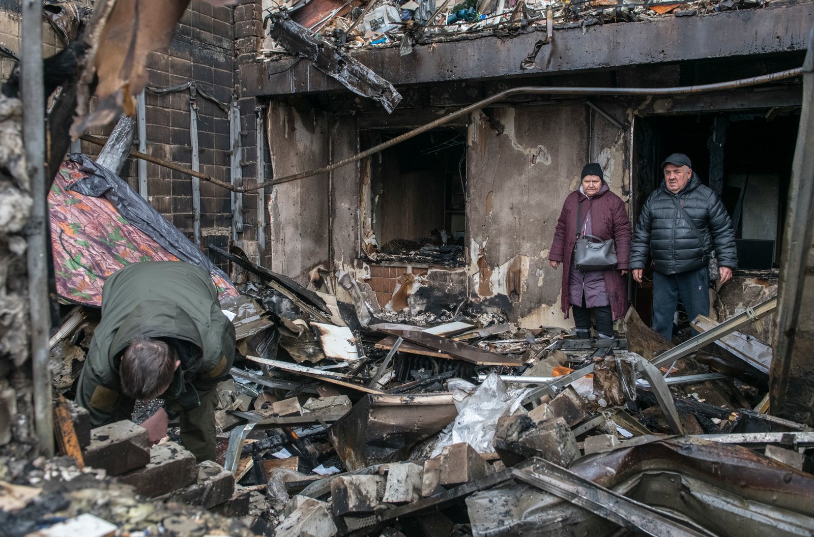 Residents inspect damage after russian strike on a ⁣residential building in ⁤Vyshhorod,‍ Kyiv region, ukraine