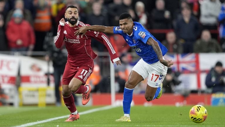 Liverpool's Mohamed Salah (left) battling Sunderland's Reinildo Mandava