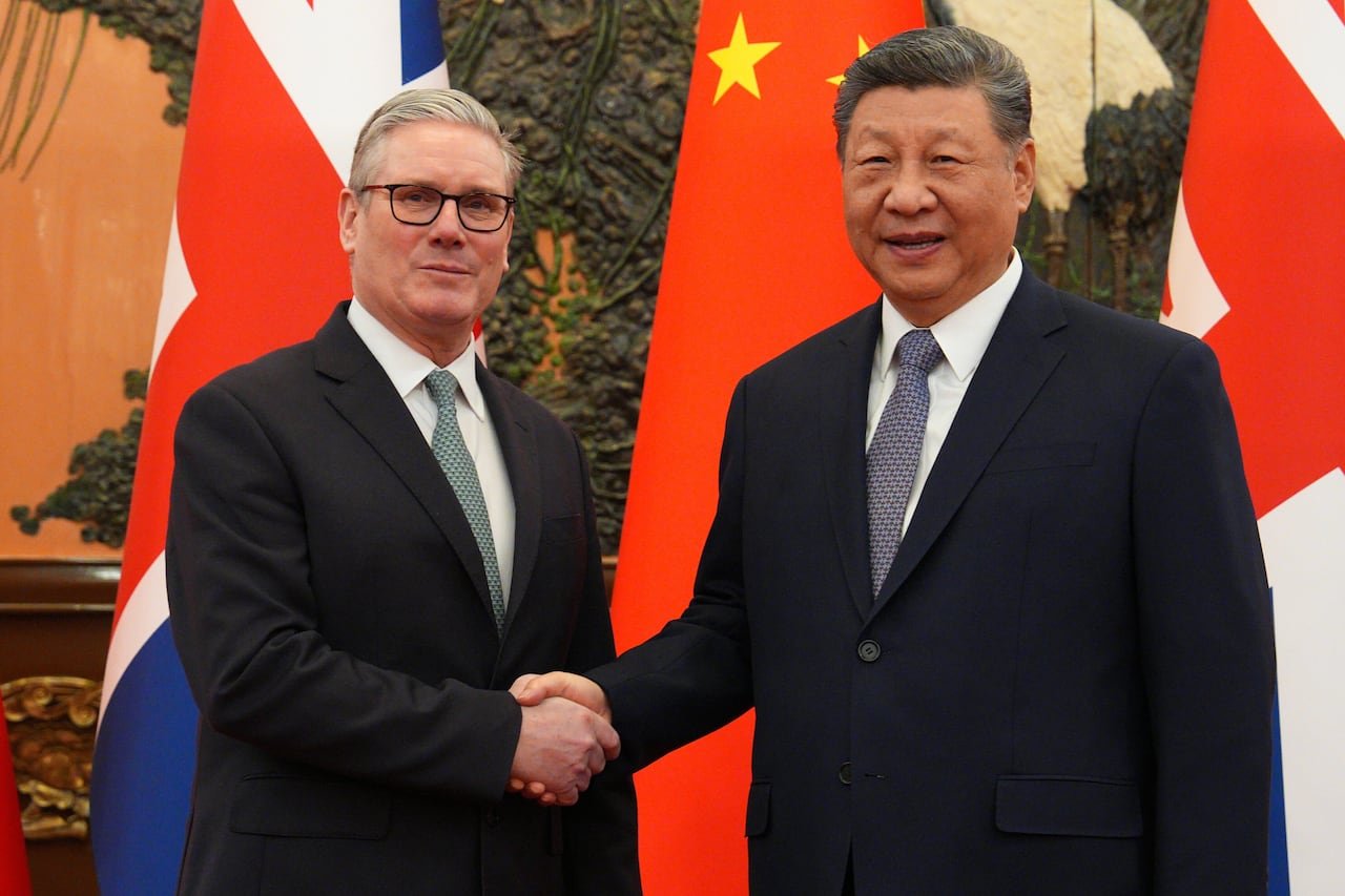 British Prime Minister Keir Starmer shaking hands with chinese President Xi Jinping before meeting.