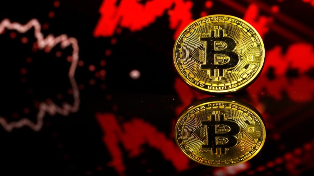 Bitcoin Tumbles 15% Below $61,000 as Sell-Off Accelerates and Crypto Confidence Wanes