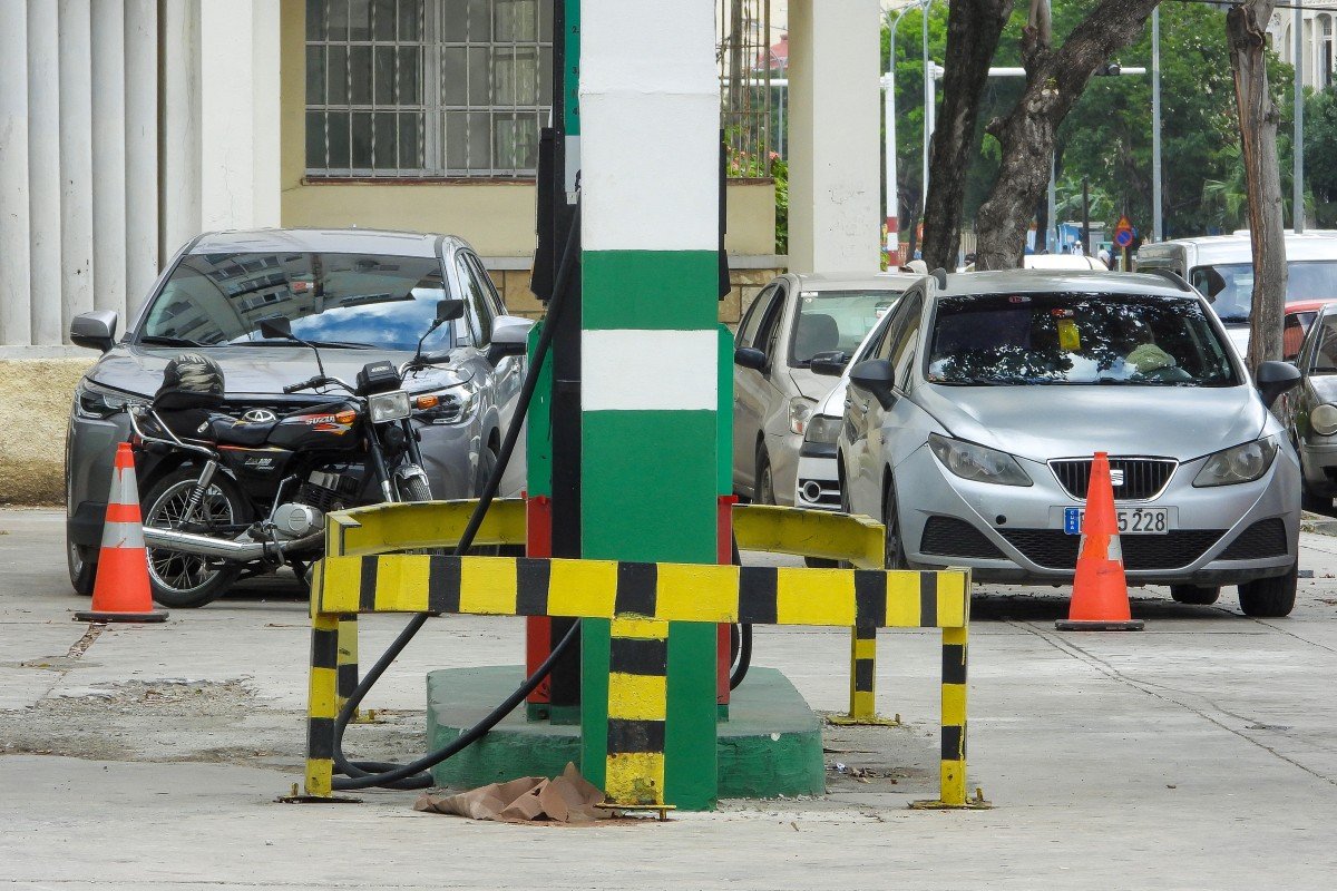 vehicles waiting at a gas station in Havana during severe fuel shortages