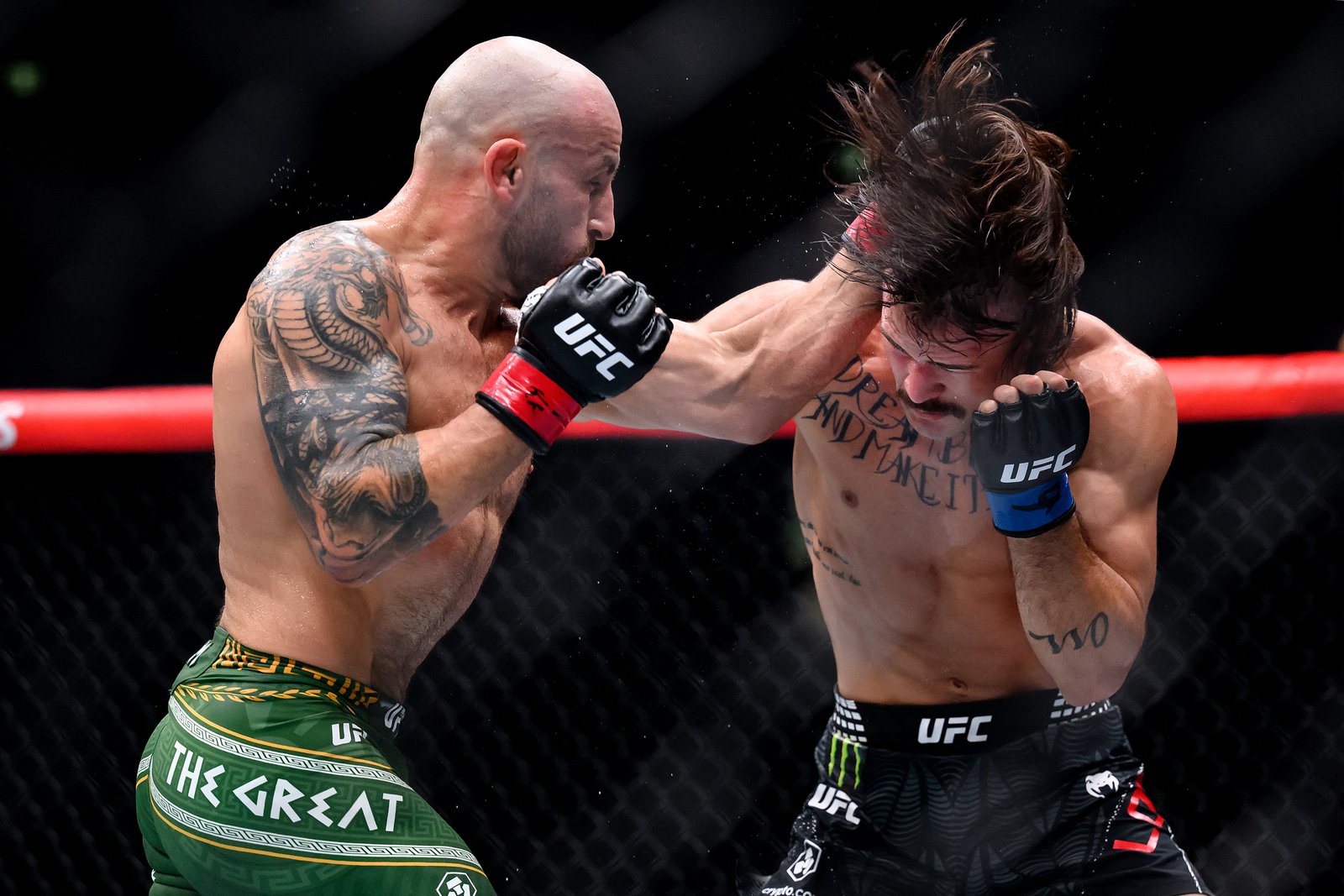 Alexander⁢ Volkanovski striking Diego Lopes during their UFC fight