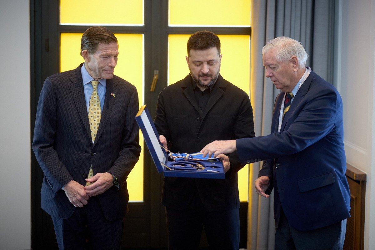 Ukrainian President Volodymyr Zelenskyy presenting Order of Prince Yaroslav the Wise
