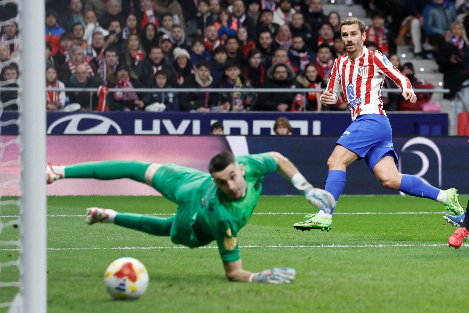 Antoine Griezmann scoring for Atletico Madrid during Copa del Rey semifinal