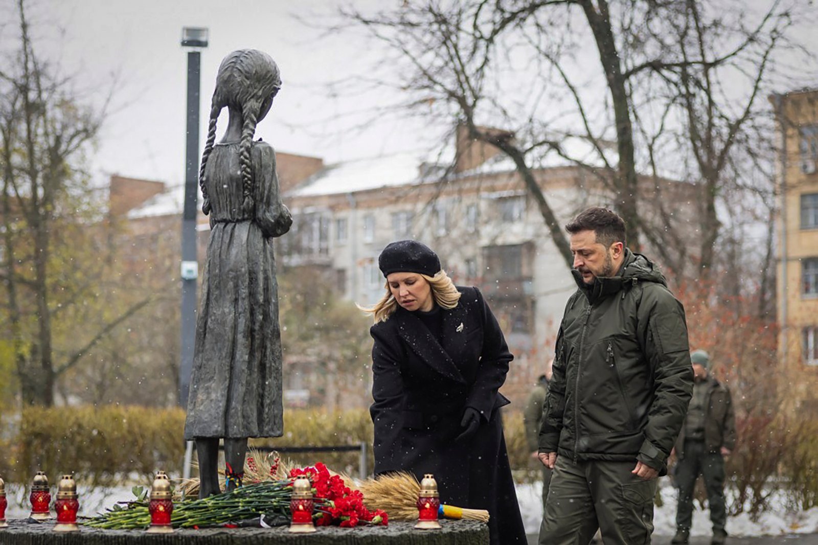 Zelenskyy paying respects at Holodomor memorial