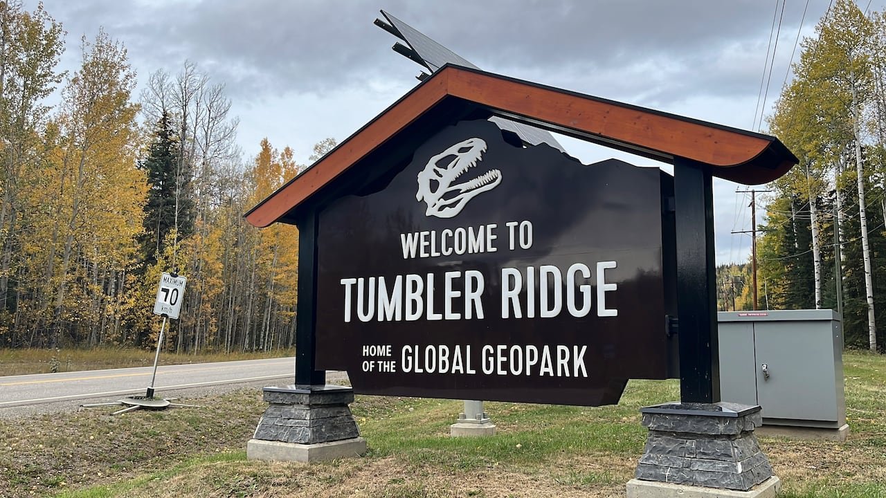 Welcome sign highlighting Tumbler Ridge as home to UNESCO Global Geopark