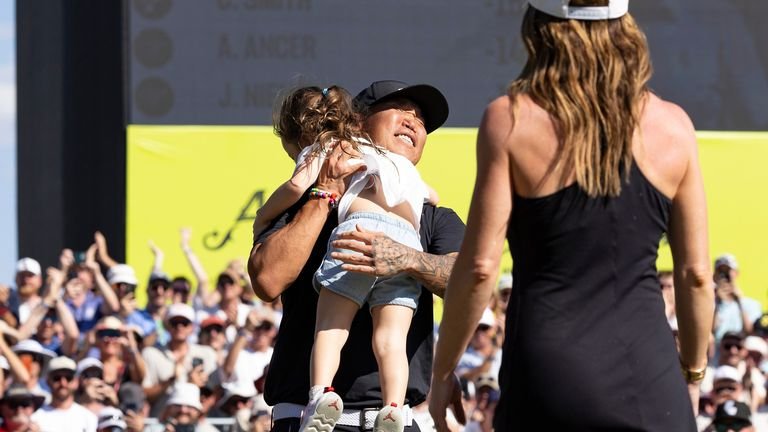 Anthony Kim embraces daughter Bella after winning LIV Golf Adelaide