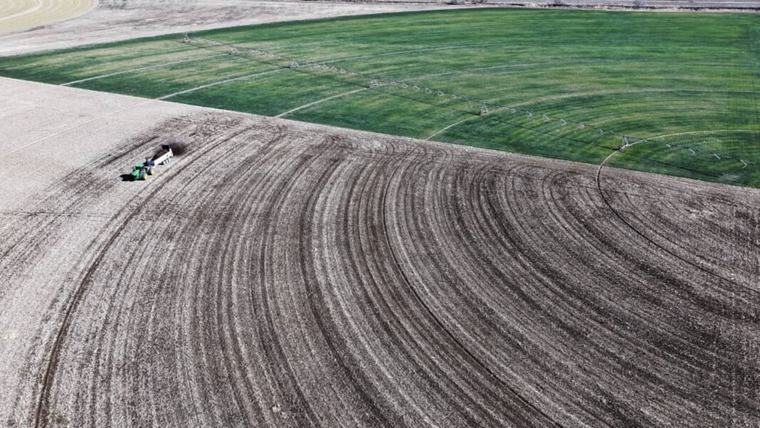 Iran war-induced fertilizer shortage threatens Republicans in farm states ahead of midterms