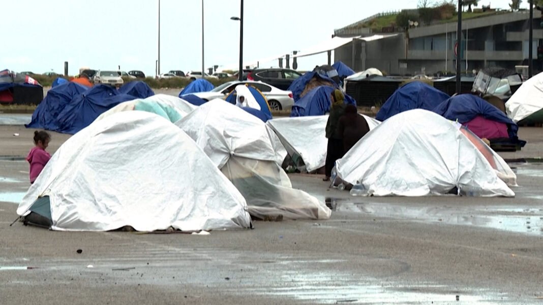 Displaced Families Seek Shelter in Tents Amid Intense Israeli Strikes Shaking Beirut