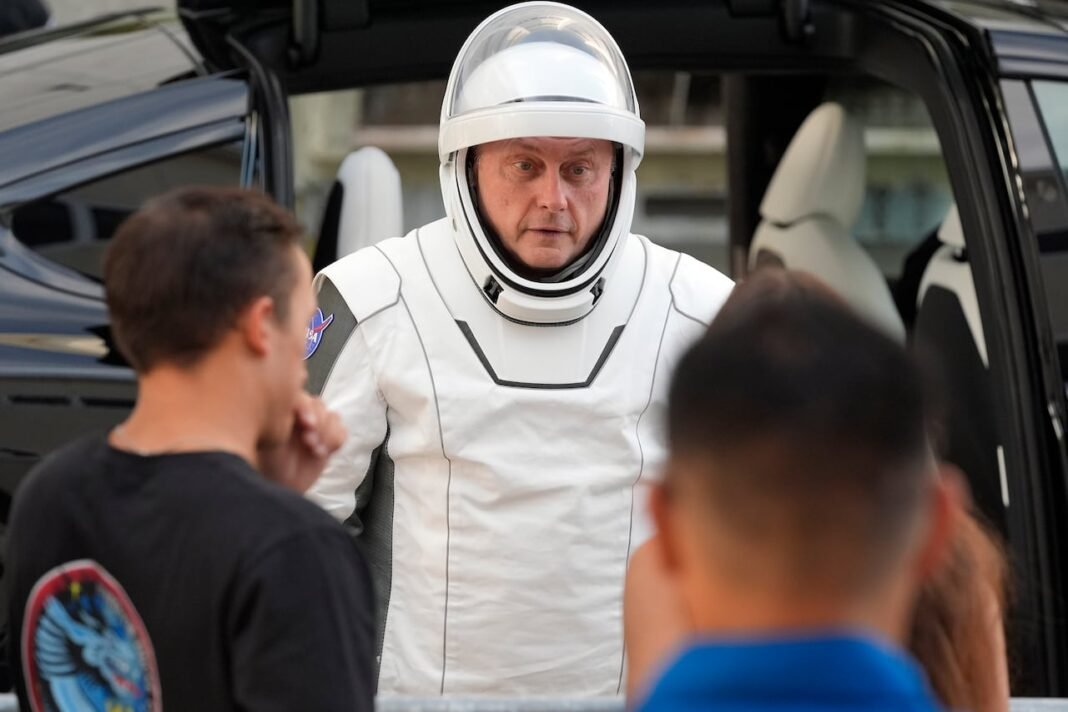 Evacuated NASA astronaut says he couldn’t speak in space. Why remains a mystery