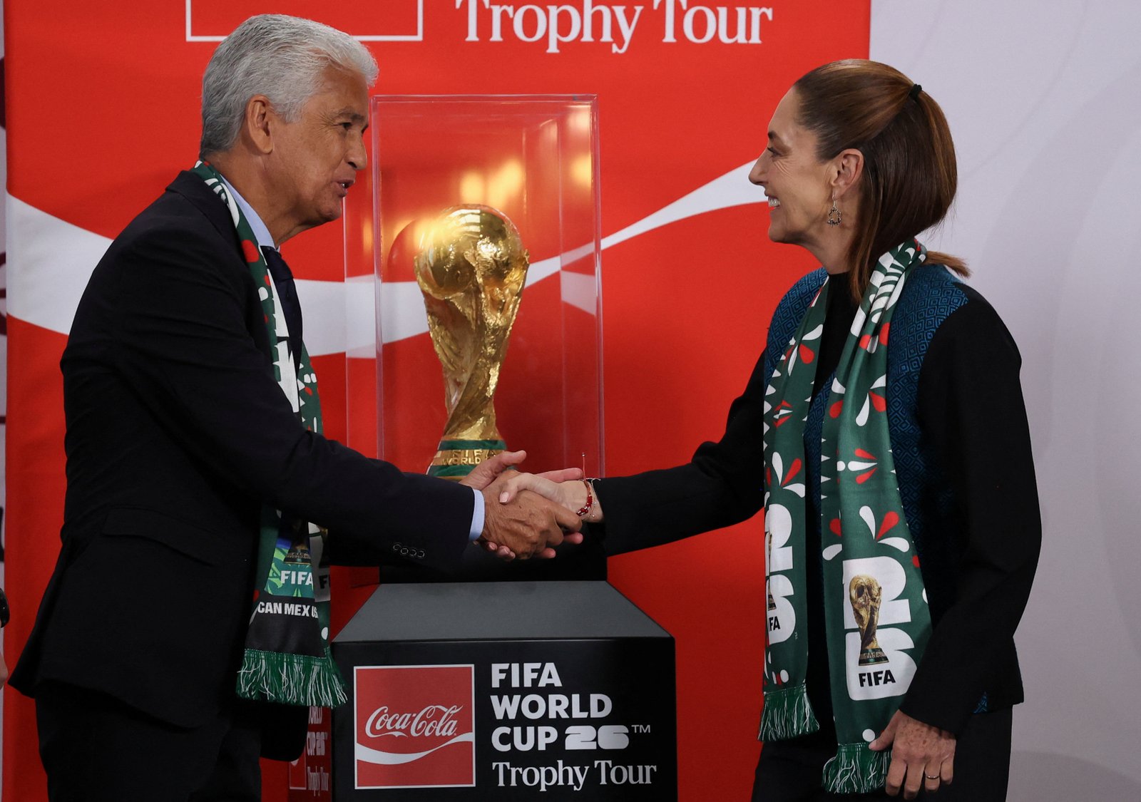 Former brazilian player Bebeto meets Mexican president Sheinbaum during trophy tour