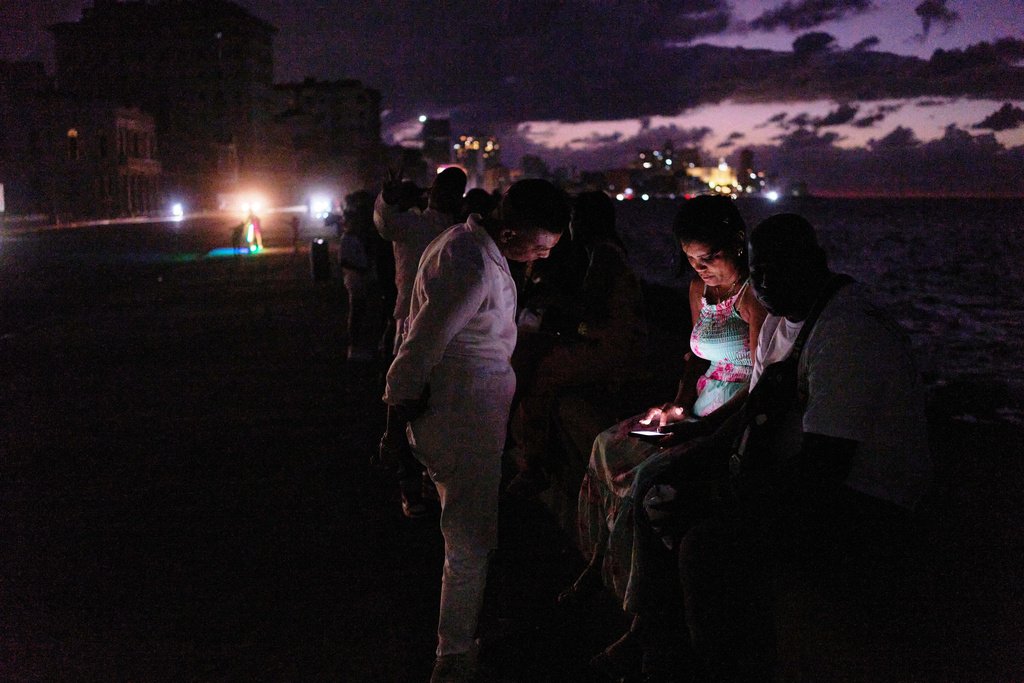 Crowd gathered during blackout in Havana